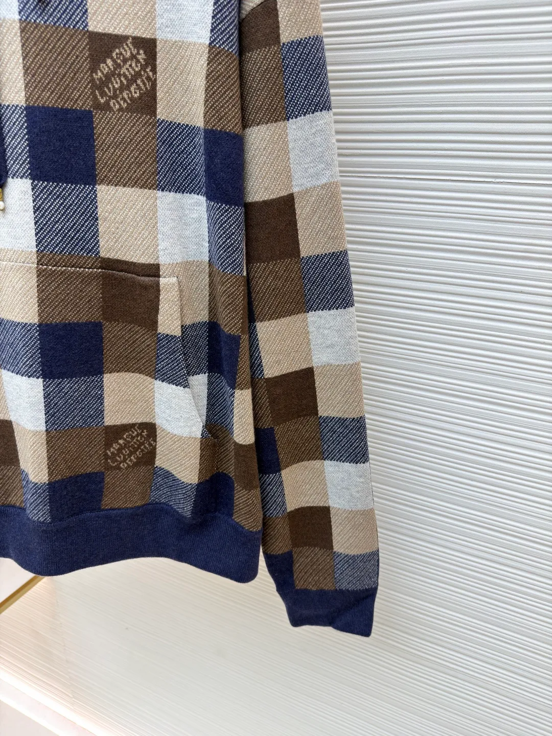 LOUIS VUITTON colorful plaid woolen sweatshirt ●Original version: purchased and developed for 24400 ●Item number: 1680883-C55 ●Fabric: wool blended fabric ●Technology: jacquard production ●Version: fitted version ●Weight: about 835 grams ●Size: XS-S-M-L ●Description: The yarn is made of [2/48 wool blended yarn], which is combined and matched with [four color fabric pieces]. This fabric piece uses [14-needle computer machine], each [weaving piece takes 280 minutes], the whole piece [four-color sesame bottom jacquard], prone to missing stitches; [hand stitching] uses [20 needles] Seam], the whole piece is composed of [7 pieces + 4 fences], the front and rear shirt legs are [double-sewn separately], the hat bones and collar bones are all wrapped with [small cylinders], and all the grids need to be in the right color, which increases the difficulty and time of sewing; the hat rope pendant needs to be [purely hand-made], which increases the time for finishing the tail. The overall wiring is straight and delicate, the fabric is comfortable and soft, and the color is consistent without color difference. It can be matched with the same style to create a fashionable look and control various occasions. Customized accessories, complete with three standards, same style for men and women!